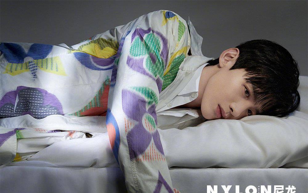 白敬亭最新大片释出,这样穿花衬衫复古又可爱,理想型男票没错了_印花