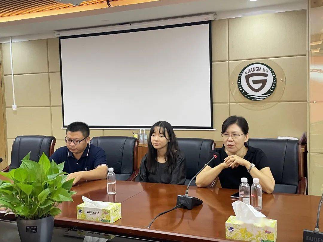 初中部教学处黄思庆主任和刘文婷副主任)(青年教师代表王静老师,范豪