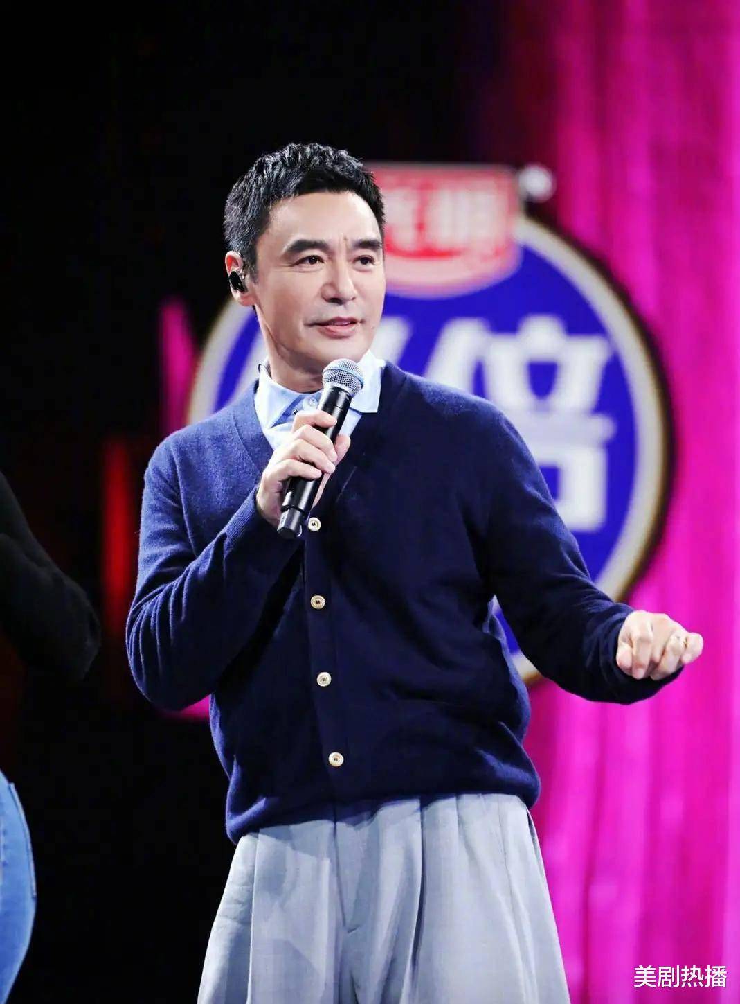 67岁钟镇涛罕见亮相综艺,相比老友谭咏麟,他像吃了"防腐剂"_范姜_女儿