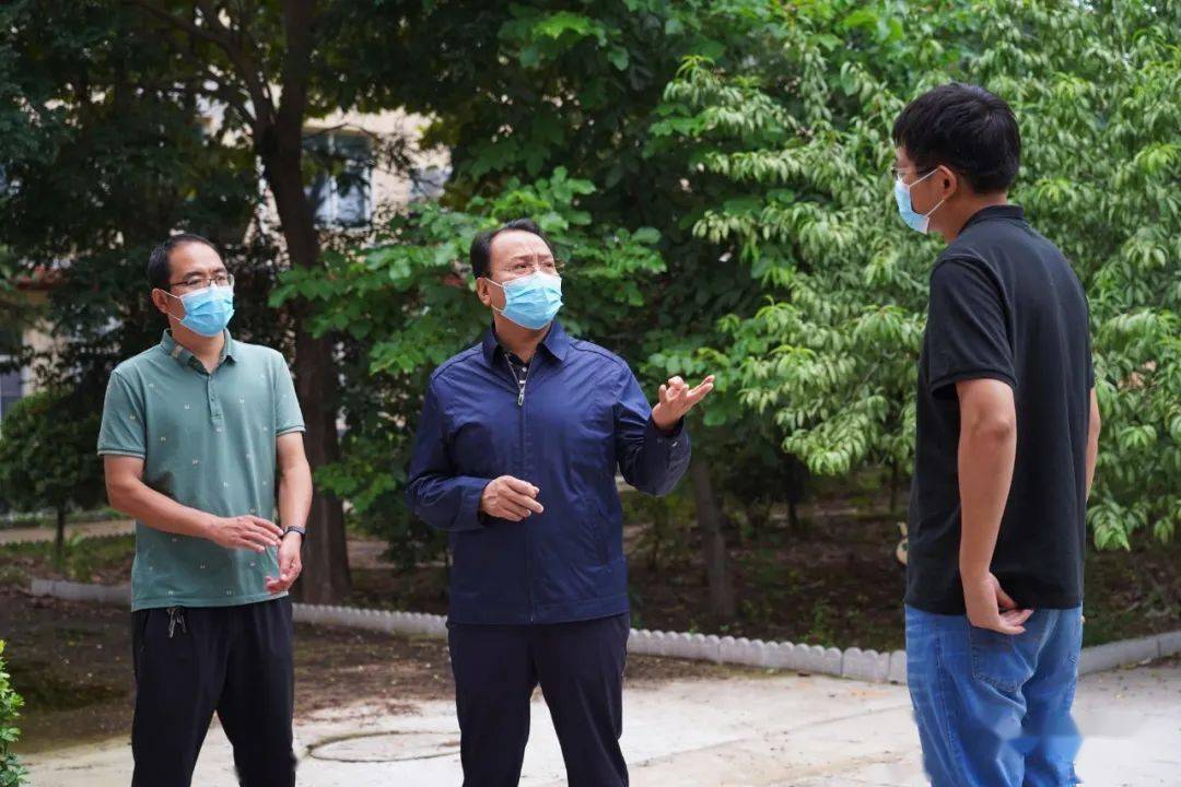 贾志强督查农村问题厕所整改及集中隔离点管控工作_东镇镇_防控_整改