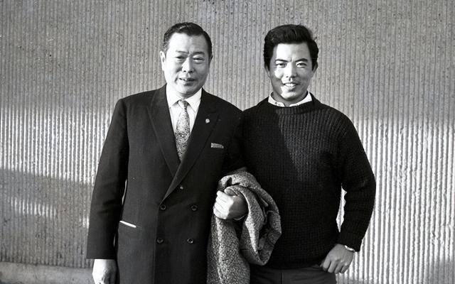 受爸爸的影响,井洪与妹妹井莉长大后,先后加入影坛发展.