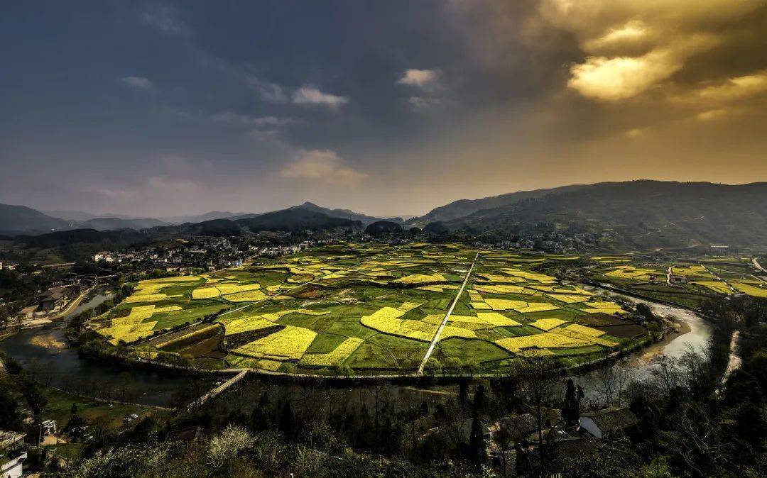 馬頭村依山傍水,環境宜人,村內林木鬱鬱蔥蔥,古樹參天,青龍河橫穿境內