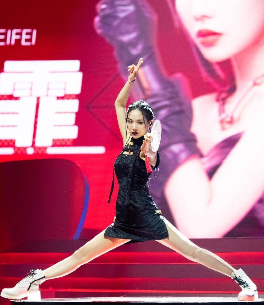王霏霏心真大,穿紧身旗袍上台热舞还敢大劈叉,一般人模仿不来_时尚