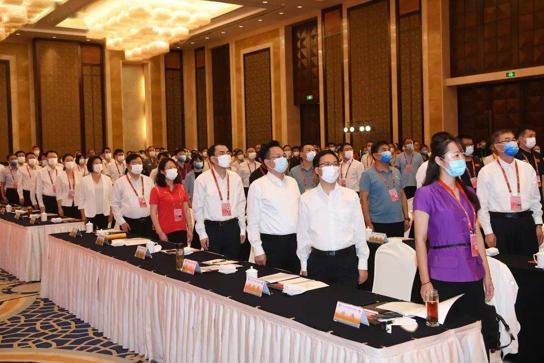 俱乐部总经理许健两人代表常州受表彰的17个"群众体育先进单位"领奖