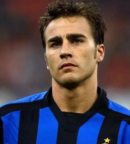 当时的国米正处于动荡期,加上频繁换帅,郁郁不得志的卡纳瓦罗在2004年