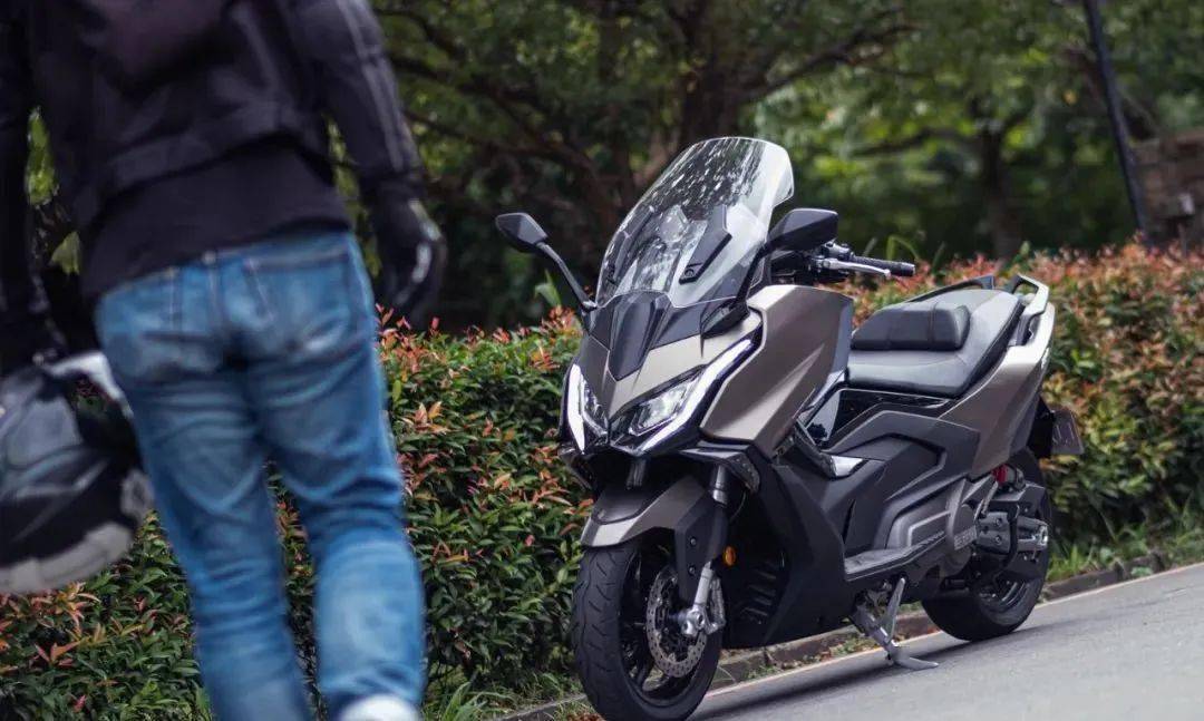 电动风挡,弯道abs,全面进化的光阳ak500终于来了!_搜狐汽车_搜狐网