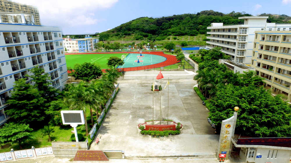 云霄县元光中学云霄元光中学以开漳圣王陈元光将军命名,开漳文化始终