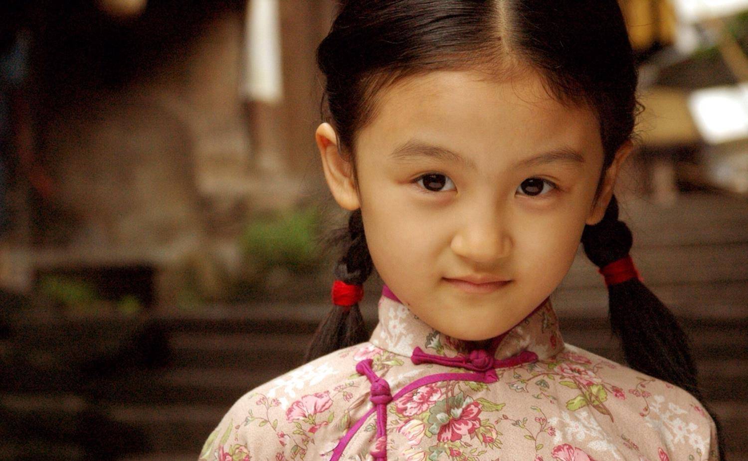 陆子艺生于01年,05年年仅4岁的小子艺便凭借电视剧《爱人香》正式出道