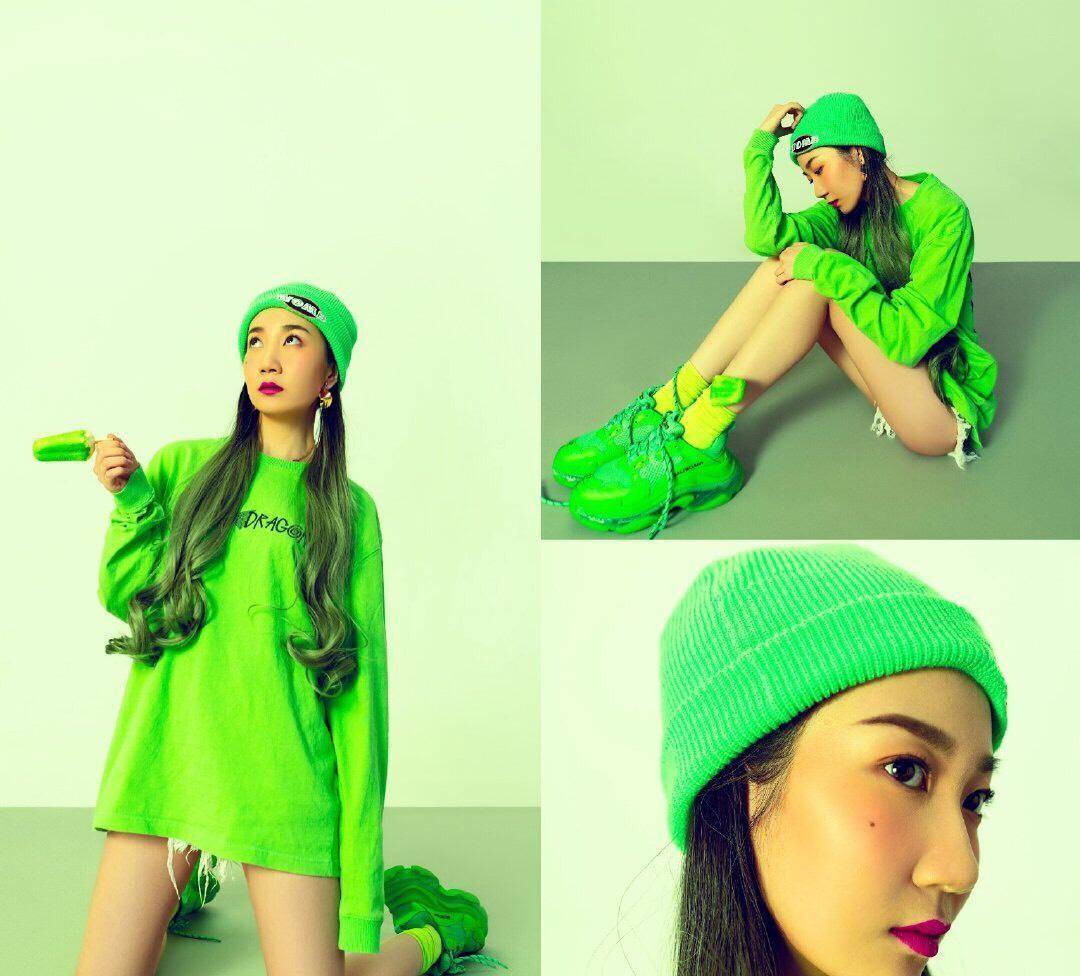 苹果绿色的卫衣,搭配同色系的针织帽以及老爹鞋,就连头发都是绿色,这