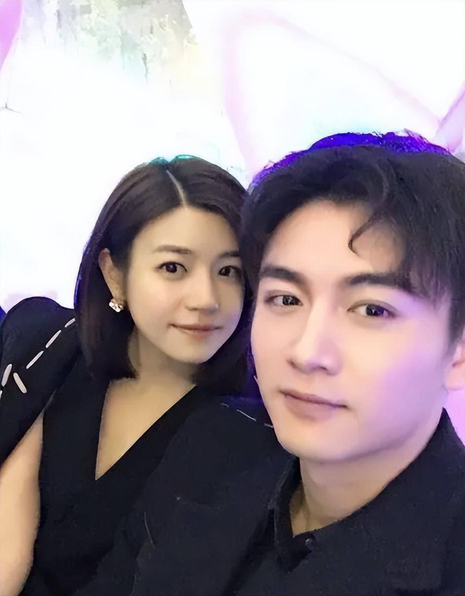 陈妍希做核酸被偶遇,近况身材发福,与陈晓穿情侣装距离站超远_俩人