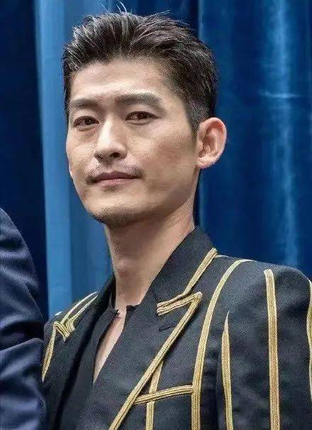 在他的新综艺《牧野家族》上,张翰的抬头纹,法令纹,鱼尾纹都出来了