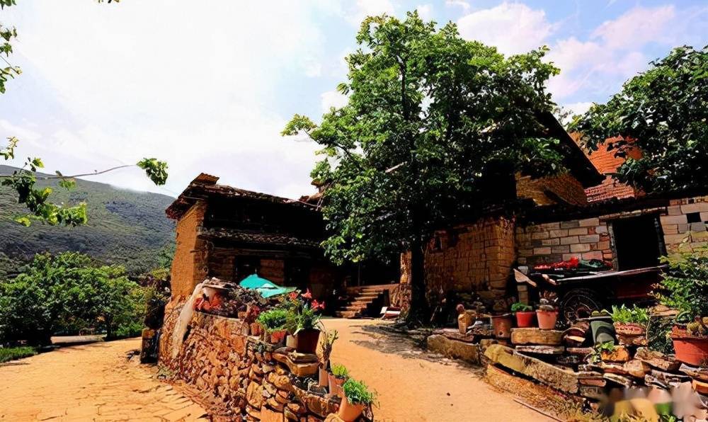 泸西一超奇葩古村落，家家相通户户相连，有“泸西布达拉宫”之称