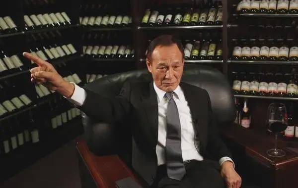 臧天朔宴请陈惠敏,直接点了10瓶皇家礼炮,陈惠敏:这酒气质不对_陈慧敏