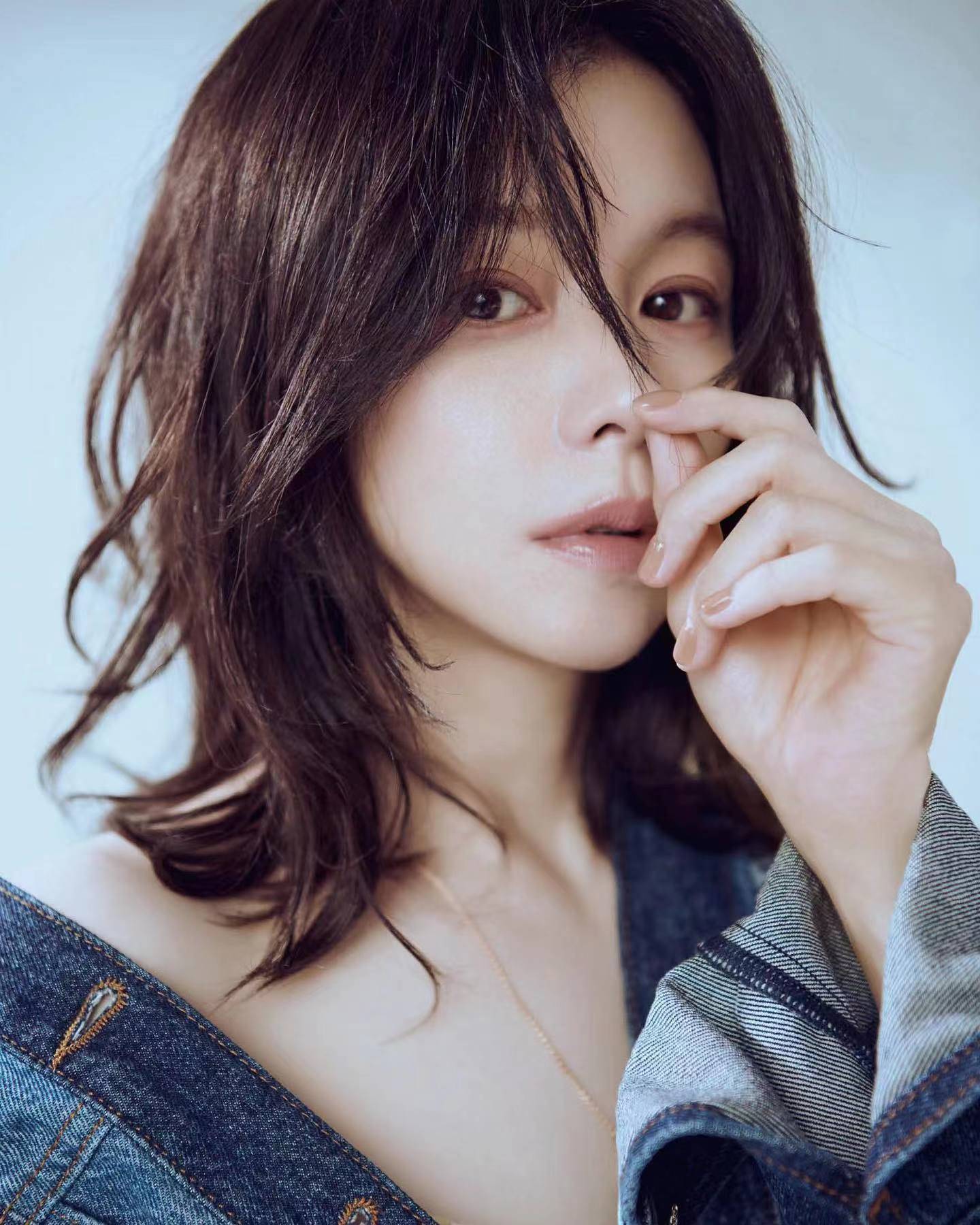 47岁徐若瑄近照变样,面部肿胀沧桑像老奶奶,穿背带裤被嘲扮嫩_网友