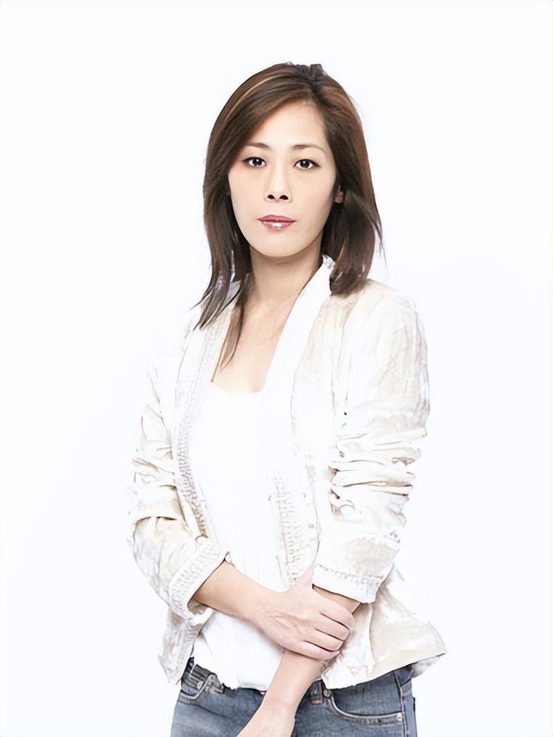 歌手关淑仪:未婚生子,与小23岁主播恋爱,56岁和儿子