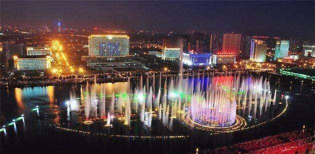从现在到10月6日，洛阳开元湖音乐喷泉表演时间