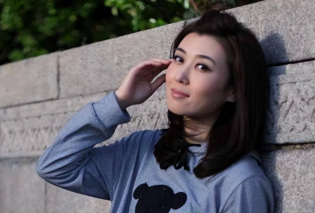 李红:初中辍学,靠自己成为央视主持,孝顺父母还帮弟弟找工作