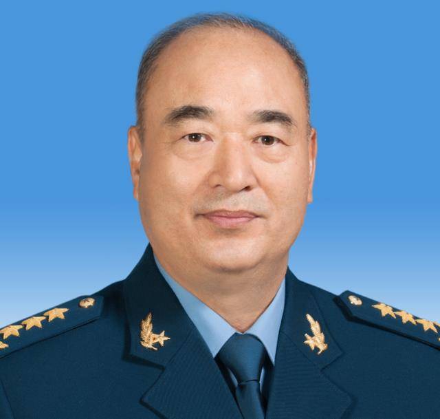 他33岁成为师长,57岁被授空军上将,62岁军委副,今年71岁