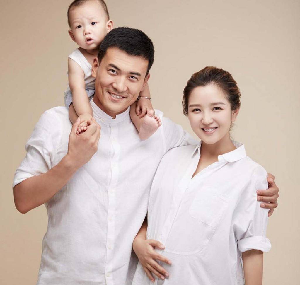 同在超女舞台出道,何洁成为单亲妈妈,她却活成都市版