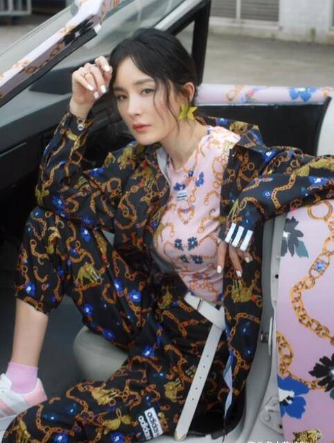 杨幂"水蜜桃"身材真绝,穿紧身衣自称奶酷,惹得魏大勋偷偷点赞_时尚