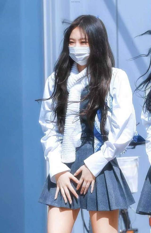 见中国的国宝熊猫,还化浓妆不戴口罩还不带手套摸国宝,yg说jennie不