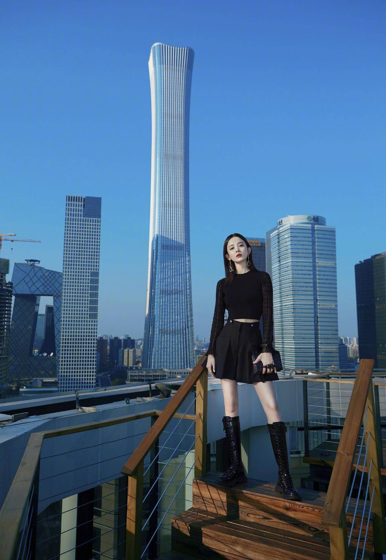 古力娜扎"男人装",时尚穿搭秀"凹凸",火辣身材挡不住_诱惑力_大衣