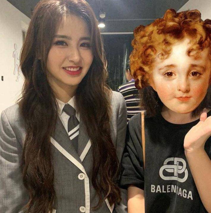 金子涵最新生图曝光,看清她全身照后:果然明星都是胖着玩玩_王一博