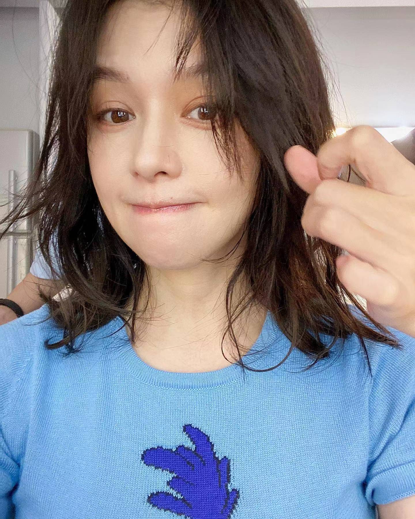 47岁徐若瑄近照变样,面部肿胀沧桑像老奶奶,穿背带裤被嘲扮嫩_网友