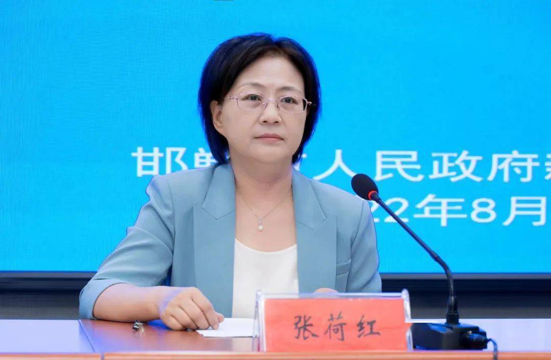张荷红强调,市教育局始终坚持以人民为中心发展教育的思想,立足群众