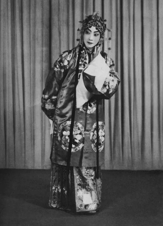 解放军,这是我的心愿,希望市长批准",梅兰芳以抑止不住的热情站起来