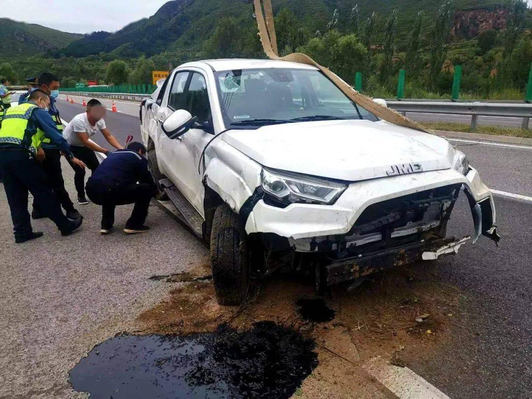 五支队七大队值班室接到报警称,在沧榆高速(沧榆方向)327km 700m处,有