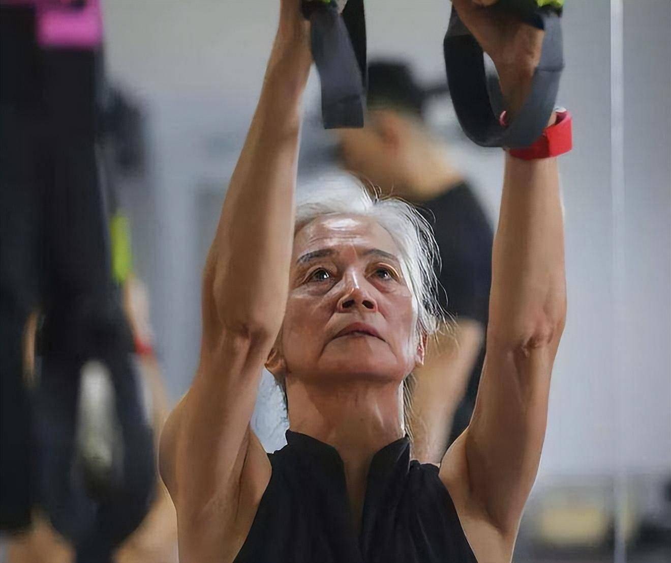 被称为"中国最美奶奶":77岁练瑜伽体态端庄,穿衣得体又有气质_问题