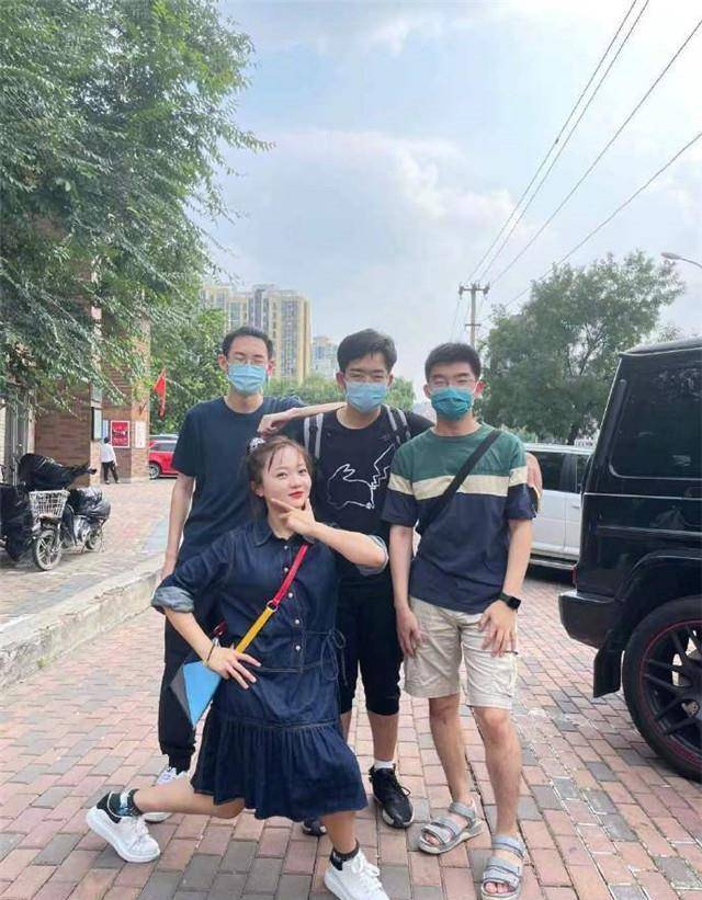 林妙可晒照与儿时好友聚会,证件照清纯可爱_妈妈_同学录_齐刘海