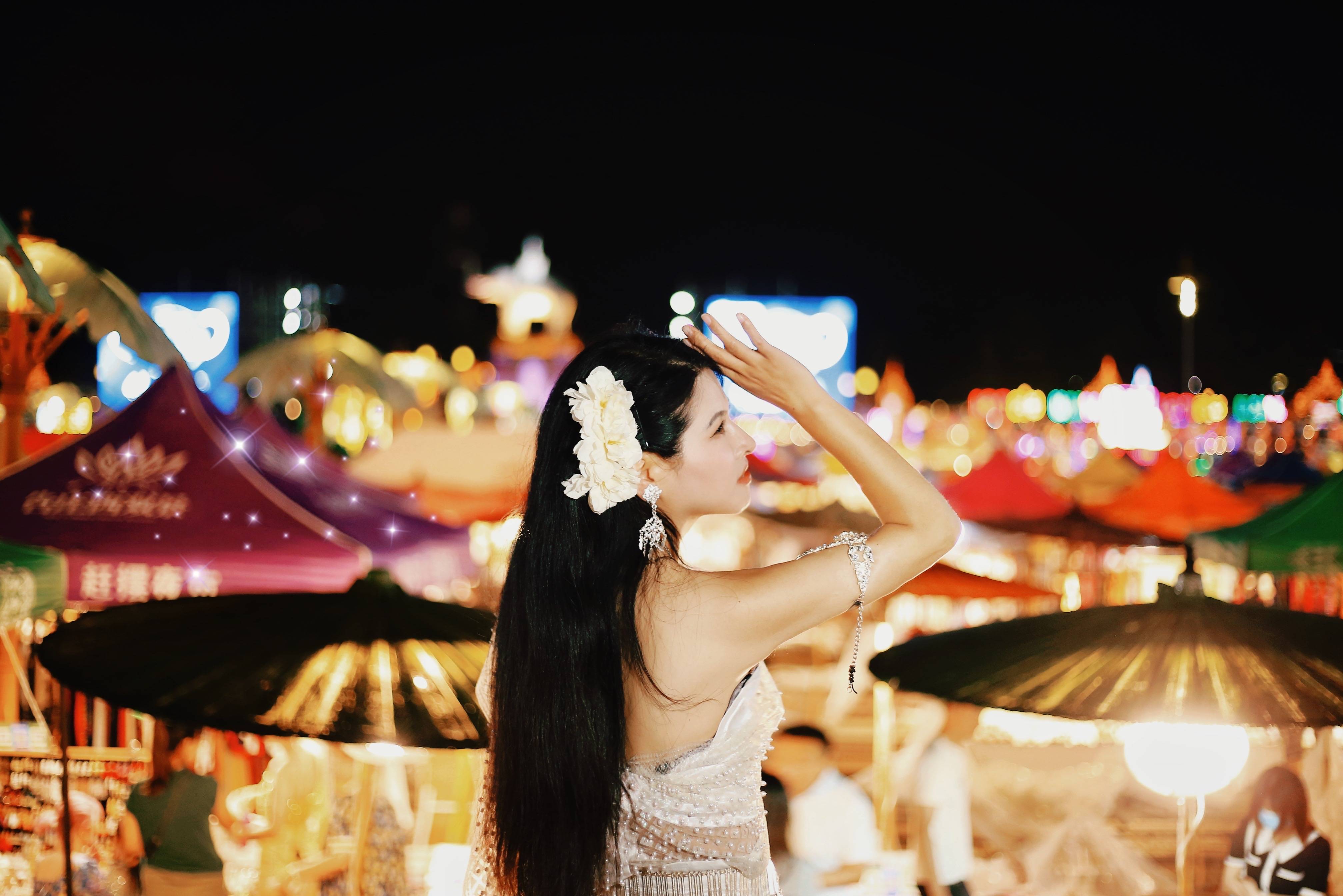 我第一天晚上在星光夜市逛的时候,就有很多旅拍拉客的,嘴上说着199元