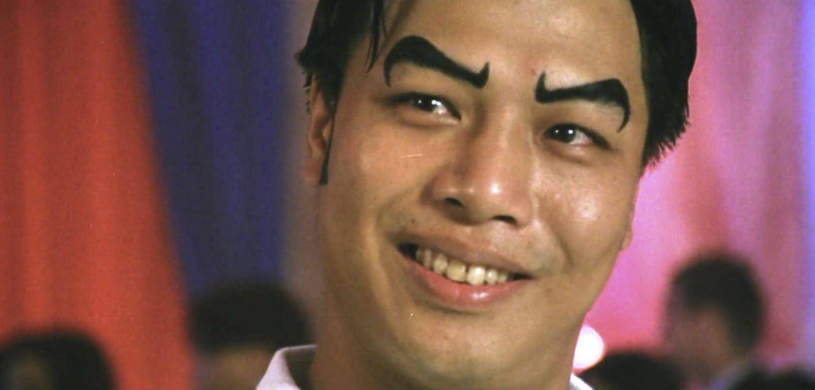 《回魂夜》里一出场就惊艳四方的大美女;《食神》里穿着制服,梳着双