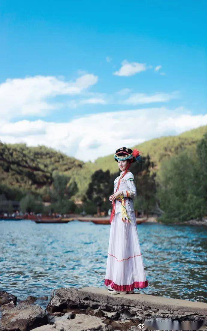 泸沽湖畔的摩梭人,究竟穿什么服饰?
