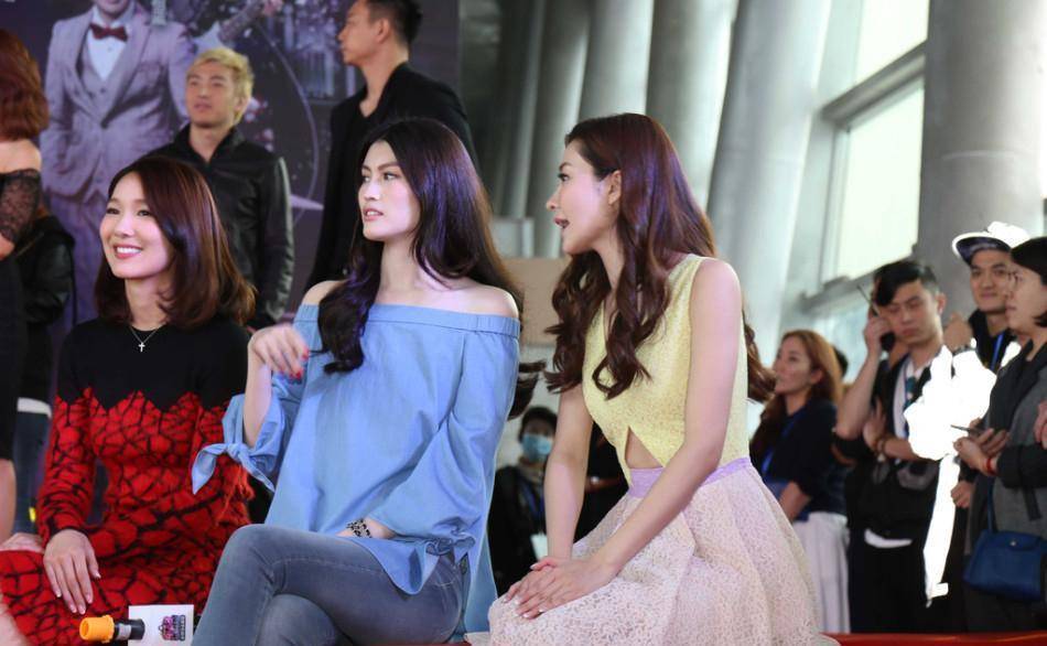 熊黛林穿衣有"心机",撞色连衣裙腰部还挖洞,抢了身边何穗风头_造型