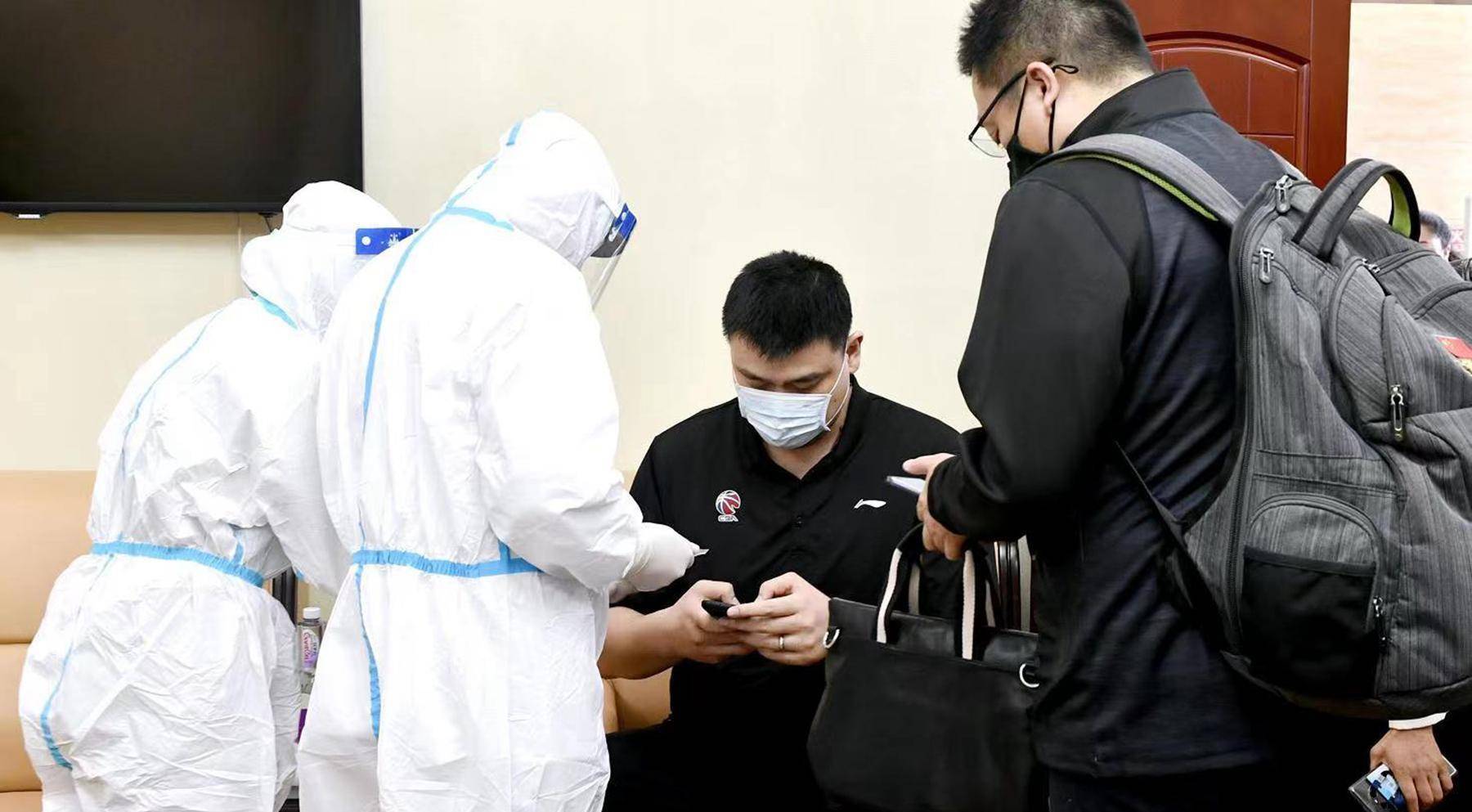 他来了，他带着口罩来了，中国篮协主席姚明，来到广元