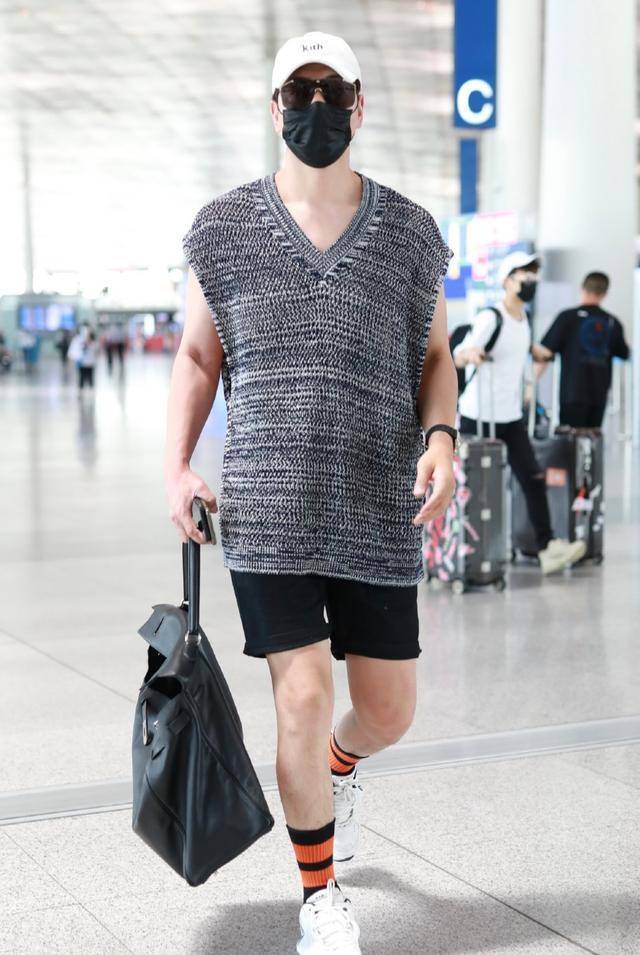 配合上黑色短裤,真是没想到原来男生也可以演绎下衣失踪风