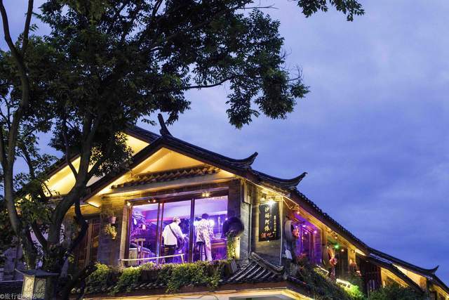 丽江古城的夜色，是云南旅游必体验的精彩，灯光鲜花和酒吧