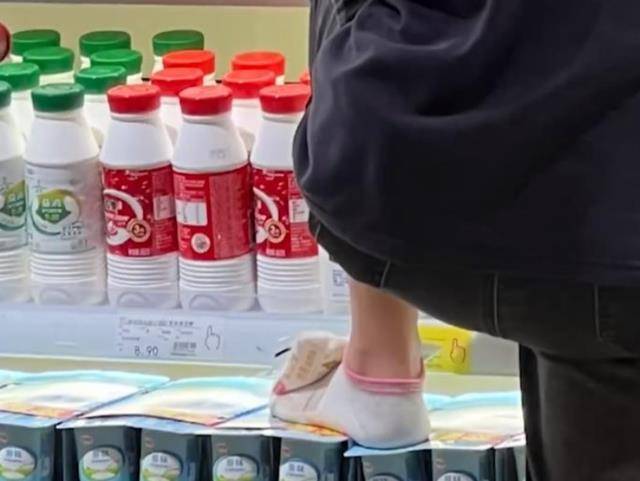 太恶劣！超市员工竟脱袜子光脚踩在冷藏牛奶上，超市：已将其开除
