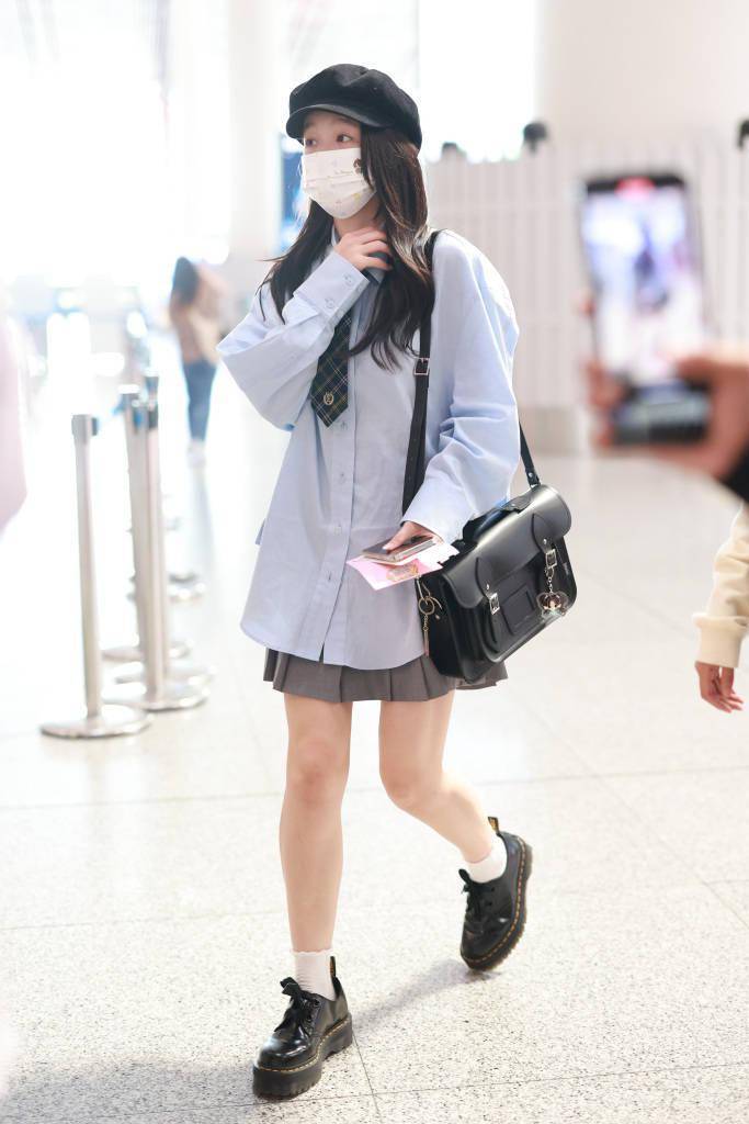 徐梦洁穿蓝色衬衫搭配百褶裙学院风满满_示范_黄花机场_长沙