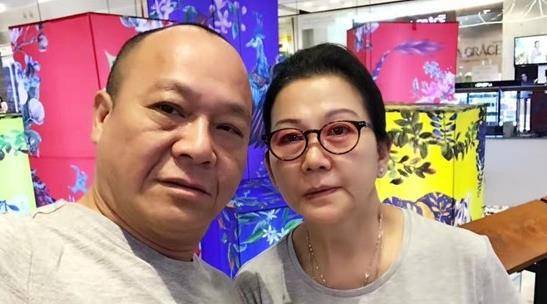 嫁女儿,手上戴12个金手镯,婚礼现场有众多明星_妻子_穿着_林国斌
