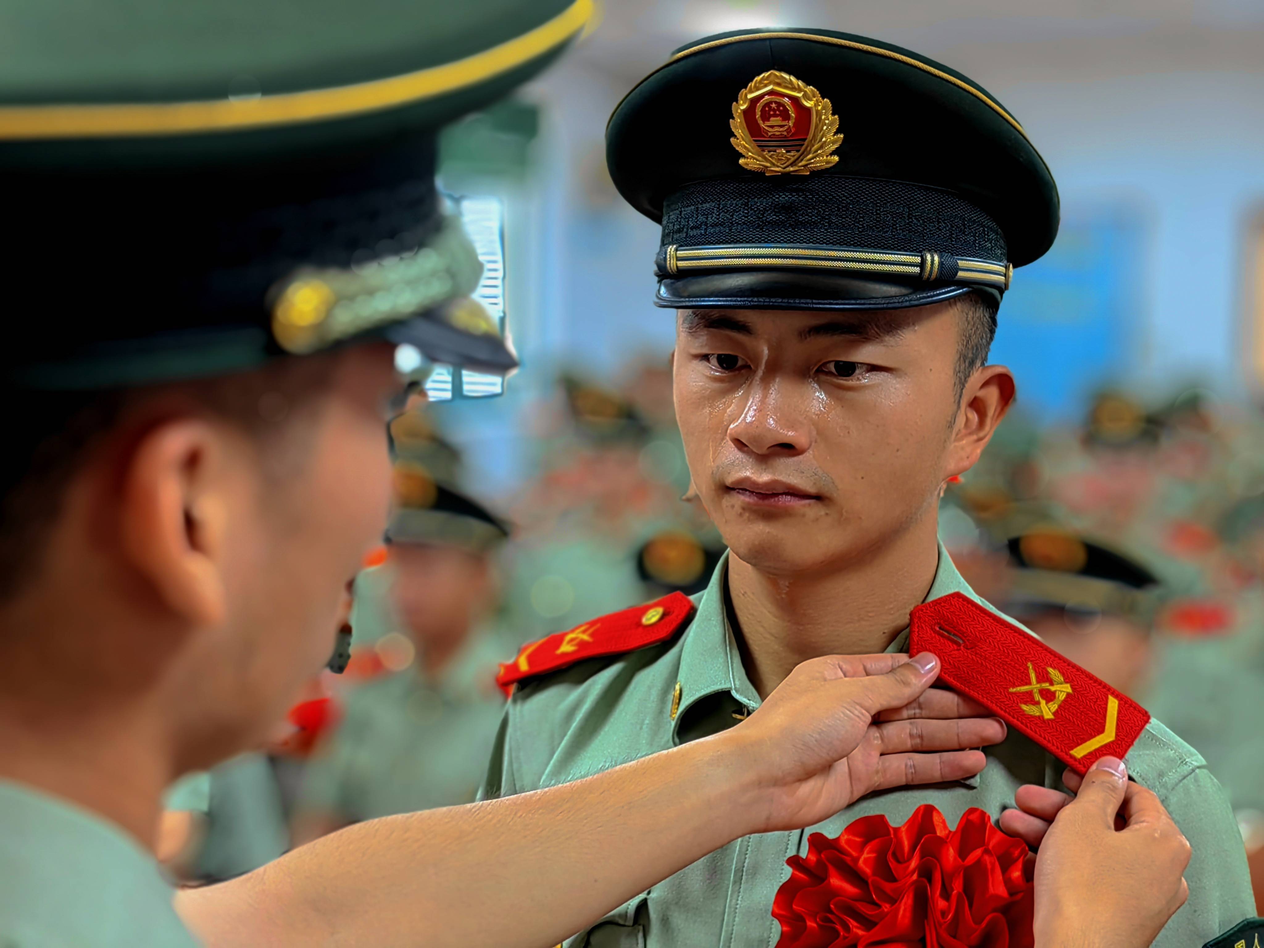 武警上海总队数千名老兵光荣退出现役