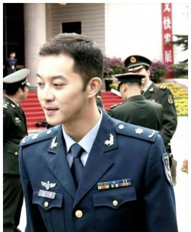 48位男明星军装照:肖战王一博龚俊帅气,鹿晗千玺陈晓沙溢意外_热巴