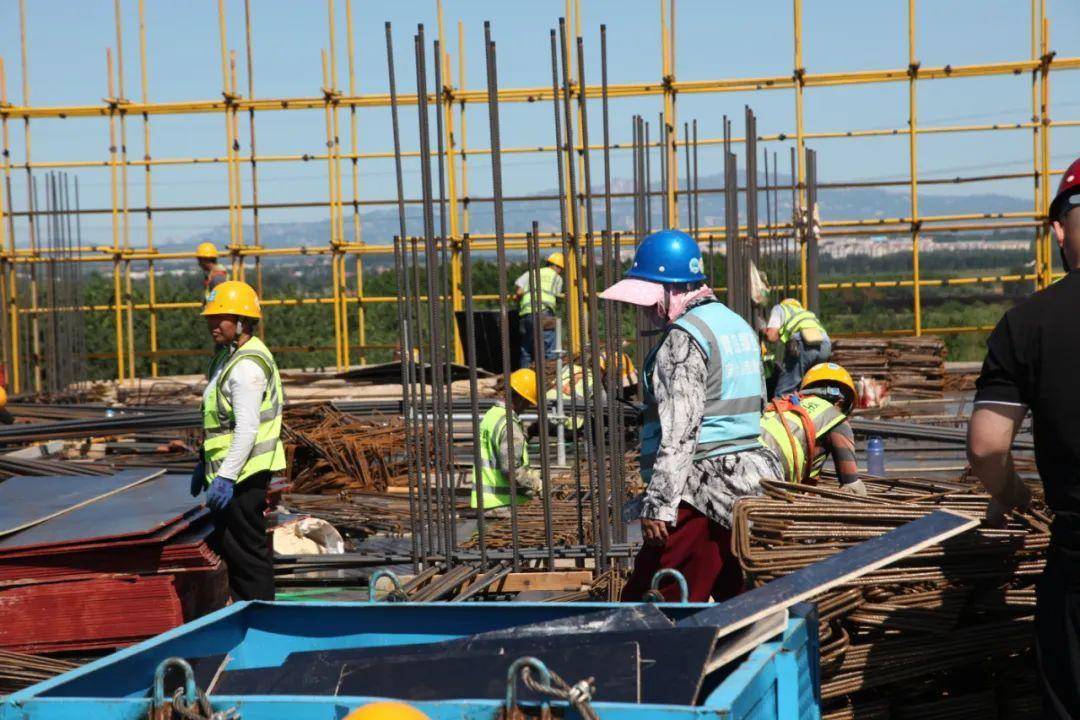 莱荣高铁威海南海站主体封顶_工作_站房_进行