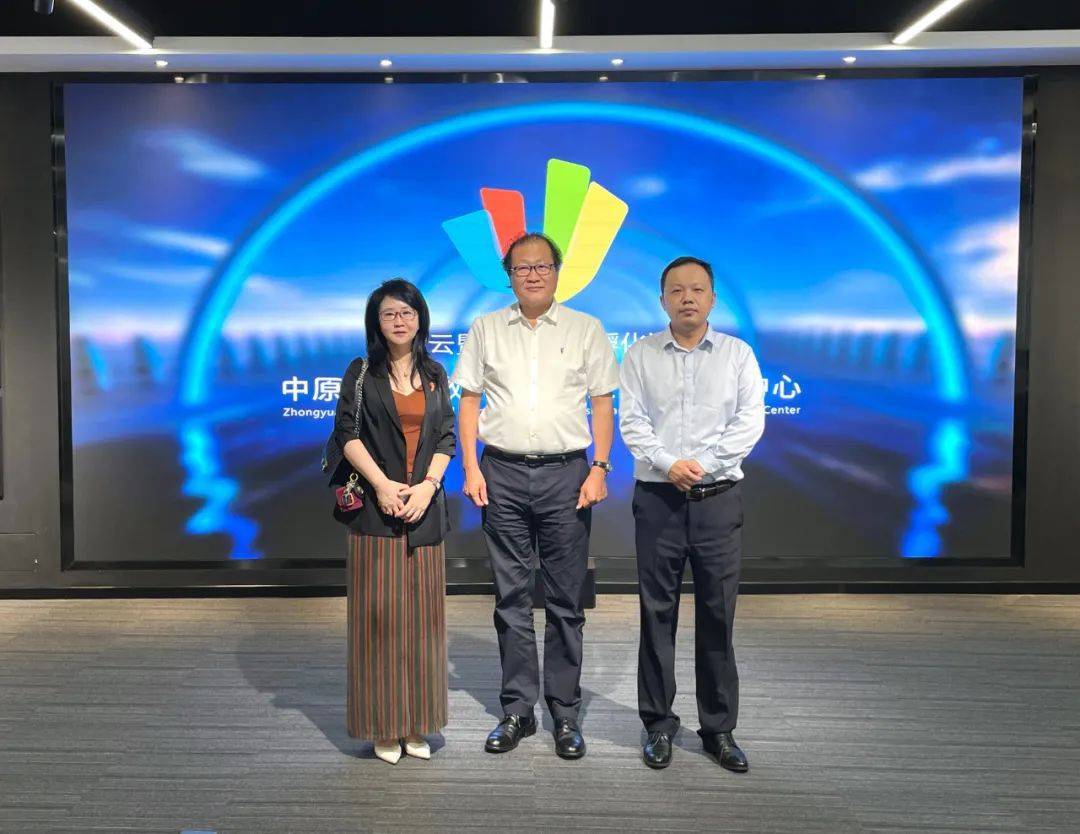 金旭在中原龙子湖数字经济创业创新培育中心 合影任翔介绍,培育中心是