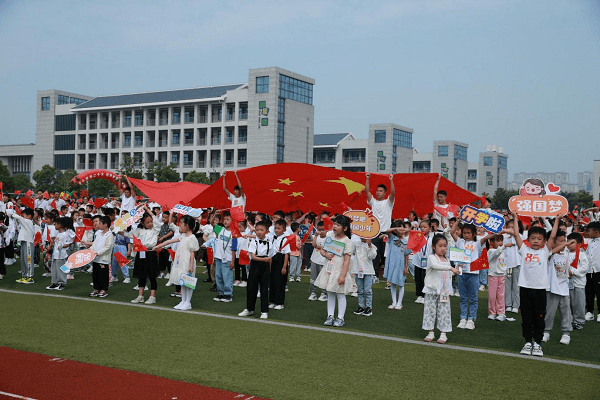 當天上午,鹽城市騰飛路小學千名師生齊聚操場,舉行