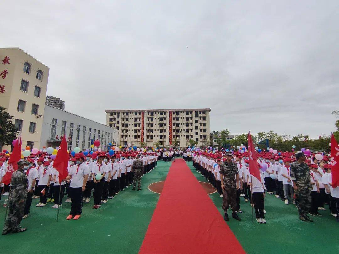 黄石市十四中坠楼女生图片