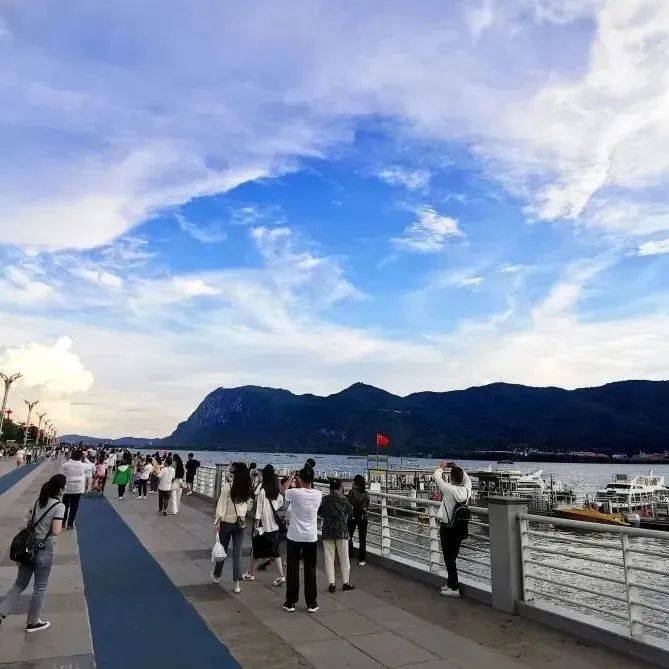 昆明入选全国热门旅行目的地前十_市场呈现_游客_本地游